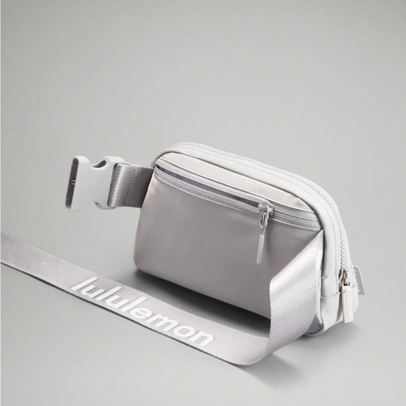 🆕🤍 Lululemon Everywhere Belt Bag - Silver Drop White Wordmark - Picture 7 of 7